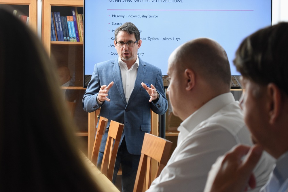 Nauczyciele i pracownicy kieleckiej Delegatury z wizytą w Markowej. Fot. Dariusz Skrzyniarz