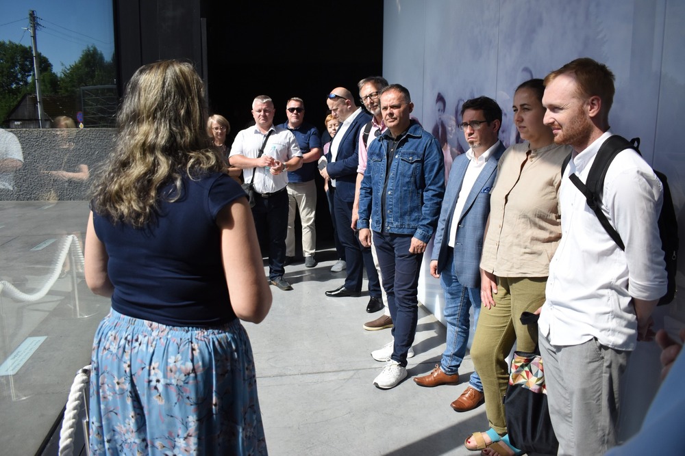 Nauczyciele i pracownicy kieleckiej Delegatury z wizytą w Markowej. Fot. Dariusz Skrzyniarz