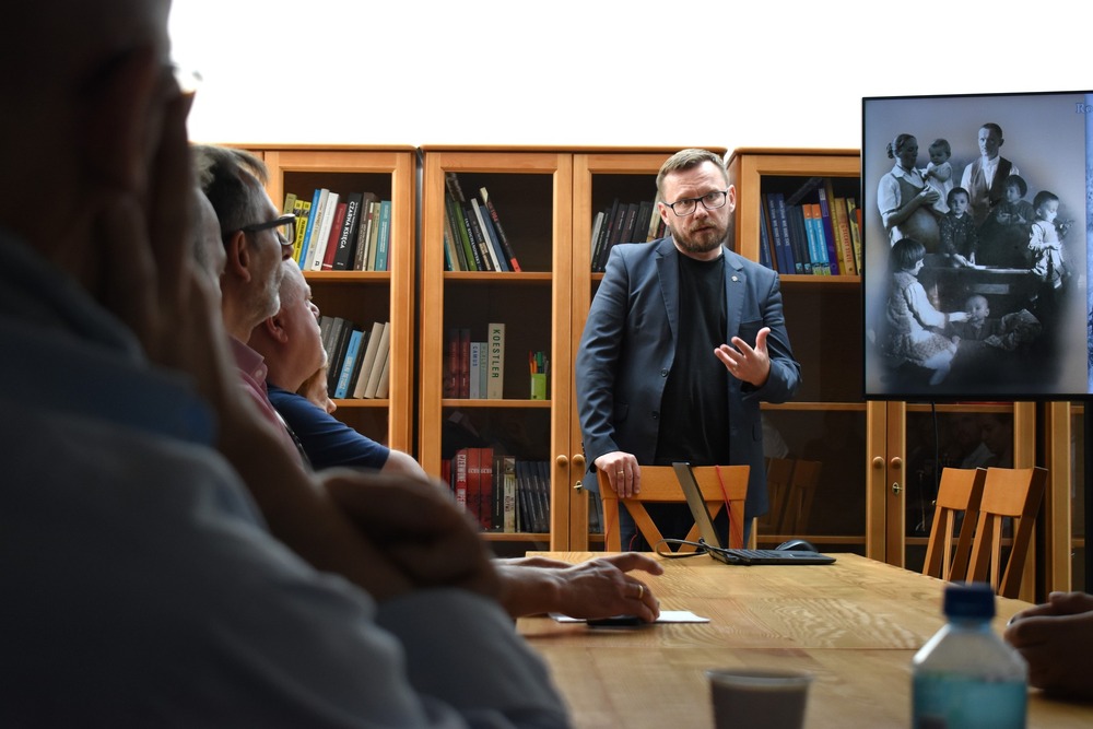 Nauczyciele i pracownicy kieleckiej Delegatury z wizytą w Markowej. Fot. Dariusz Skrzyniarz