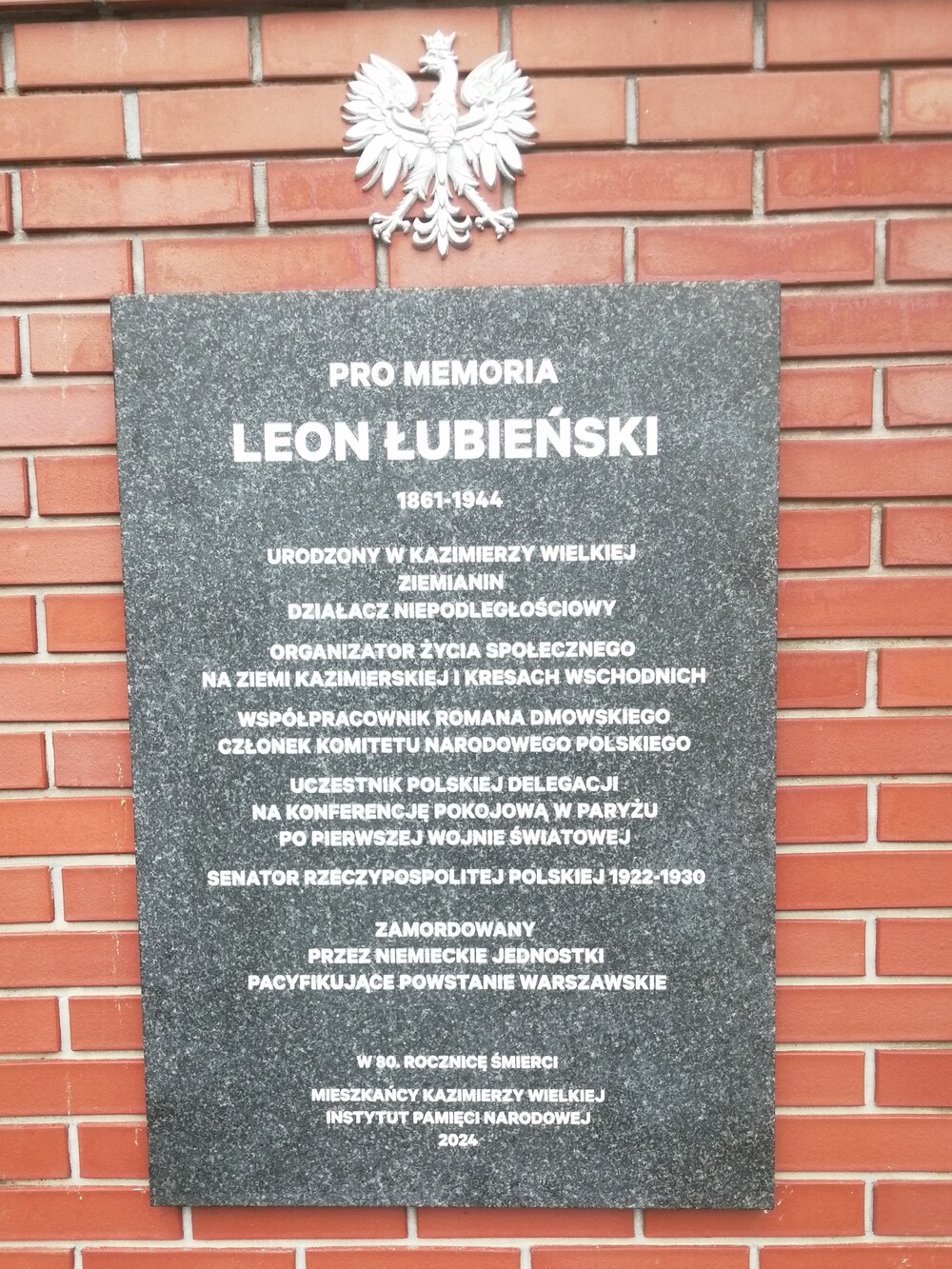 Uroczystość odsłonięcia tablicy upamiętniającej Leona Łubieńskiego (1861-1944) – Kazimierza Wielka, 11 sierpnia 2024