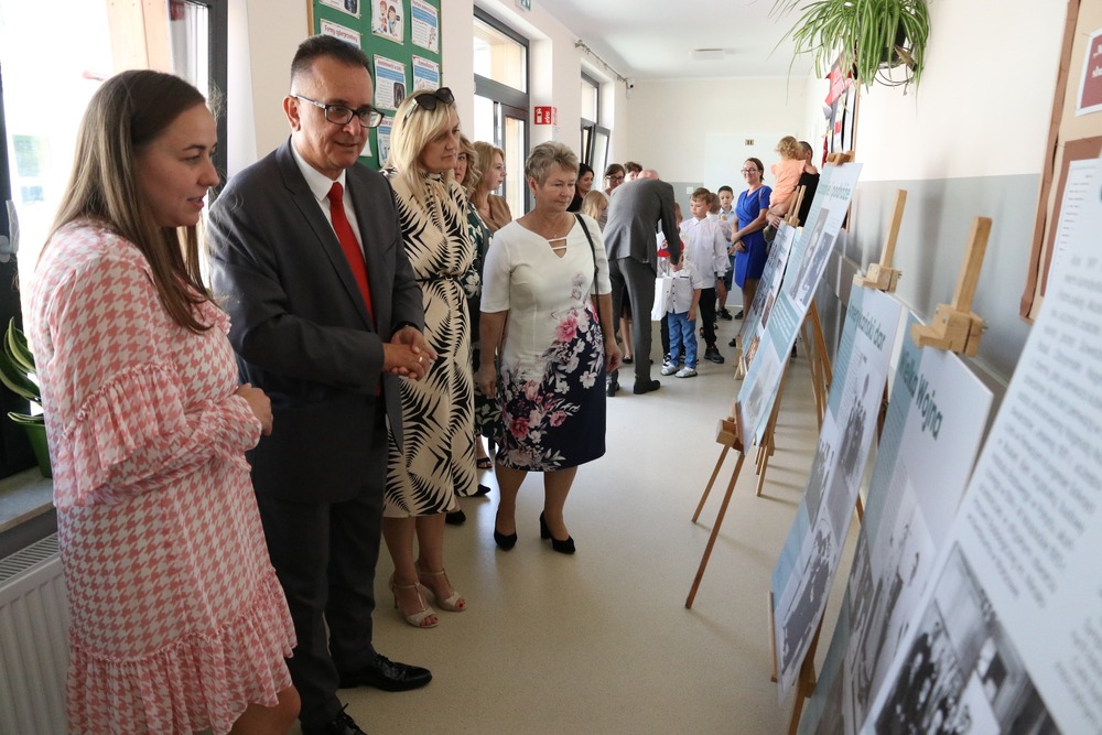 Otwarcie wystawy o Marii Skłodowskiej-Curie w szkole w Ujeździe