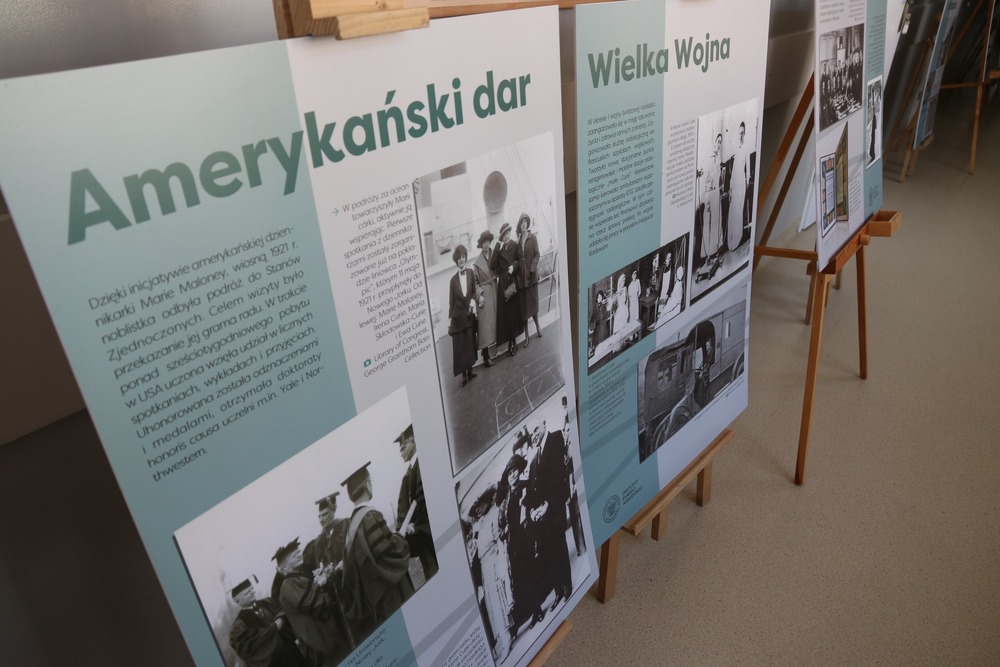 Otwarcie wystawy o Marii Skłodowskiej-Curie w szkole w Ujeździe