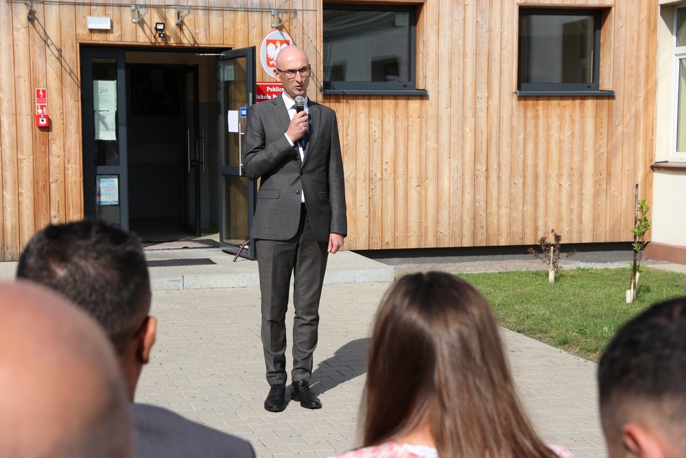 Otwarcie wystawy o Marii Skłodowskiej-Curie w szkole w Ujeździe