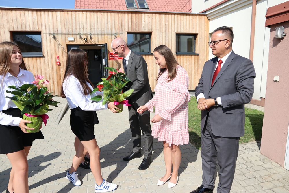 Otwarcie wystawy o Marii Skłodowskiej-Curie w szkole w Ujeździe