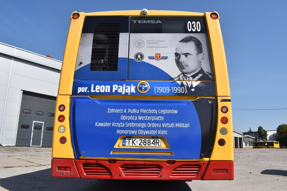 Autobus z wizerunkiem por. Leona Pająka ruszył w Kielce – zapraszamy do udziału w konkursie!