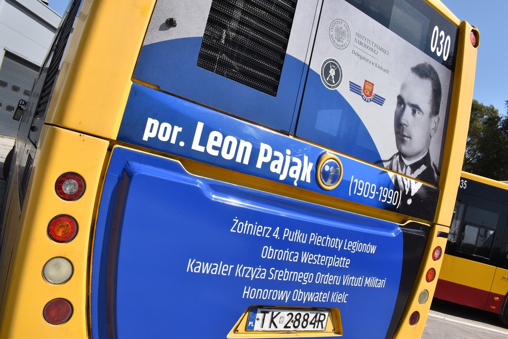 Autobus z wizerunkiem por. Leona Pająka ruszył w Kielce – zapraszamy do udziału w konkursie!