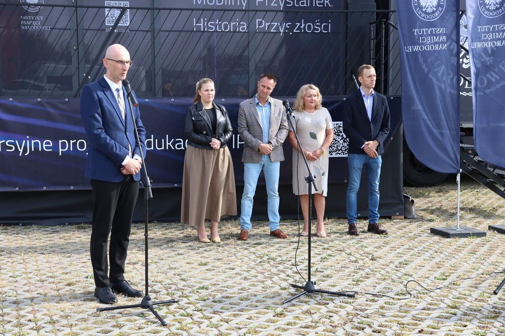 W Pińczowie zaparkował Mobilny Przystanek Historia Przyszłości. Fot. Dariusz Skrzyniarz