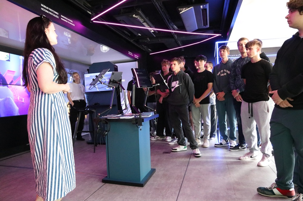 W Pińczowie zaparkował Mobilny Przystanek Historia Przyszłości. Fot. Dariusz Skrzyniarz