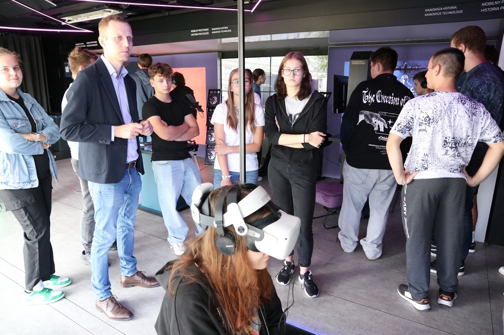 W Pińczowie zaparkował Mobilny Przystanek Historia Przyszłości. Fot. Dariusz Skrzyniarz