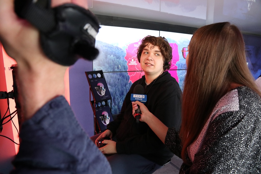 W Pińczowie zaparkował Mobilny Przystanek Historia Przyszłości. Fot. Dariusz Skrzyniarz