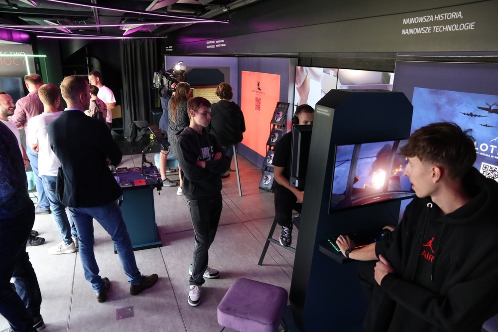 W Pińczowie zaparkował Mobilny Przystanek Historia Przyszłości. Fot. Dariusz Skrzyniarz