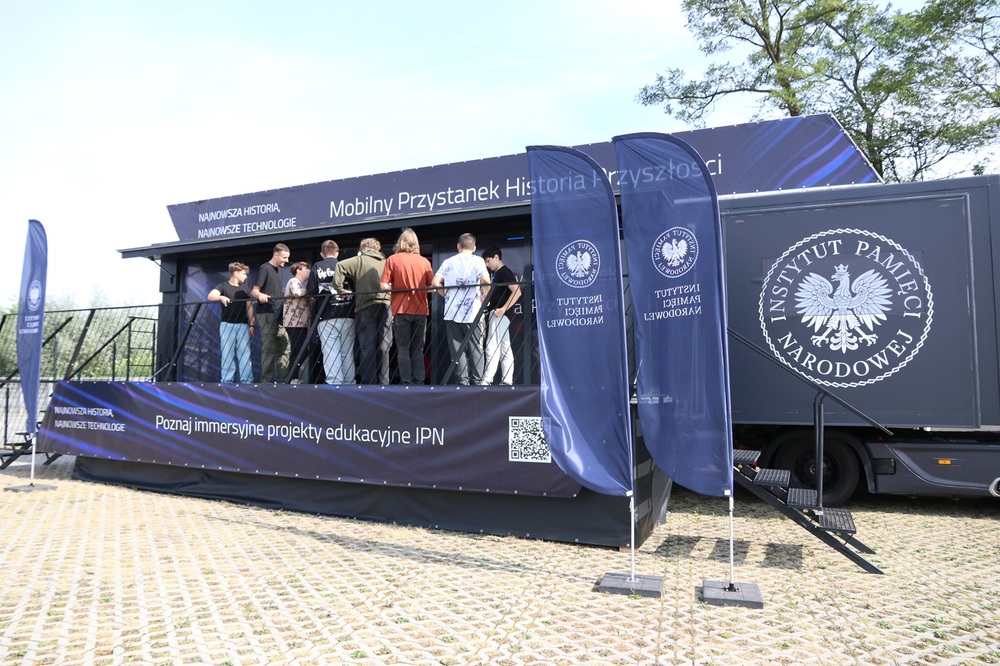 W Pińczowie zaparkował Mobilny Przystanek Historia Przyszłości. Fot. Dariusz Skrzyniarz