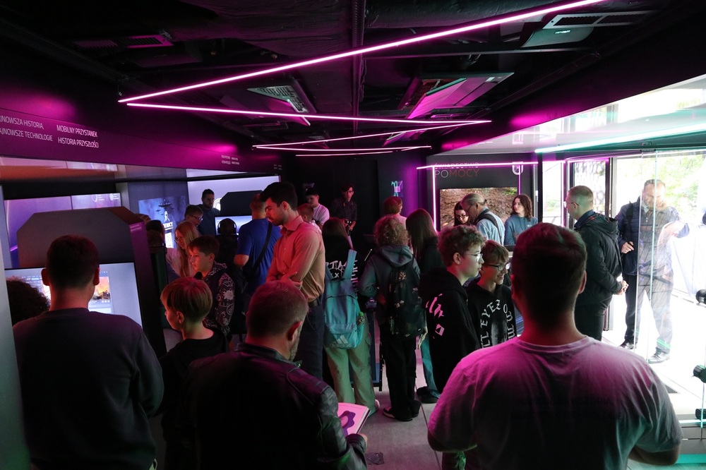 Mobilny Przystanek Historia Przyszłości już dostępny we Włoszczowie. Fot. Dariusz Skrzyniarz (IPN)
