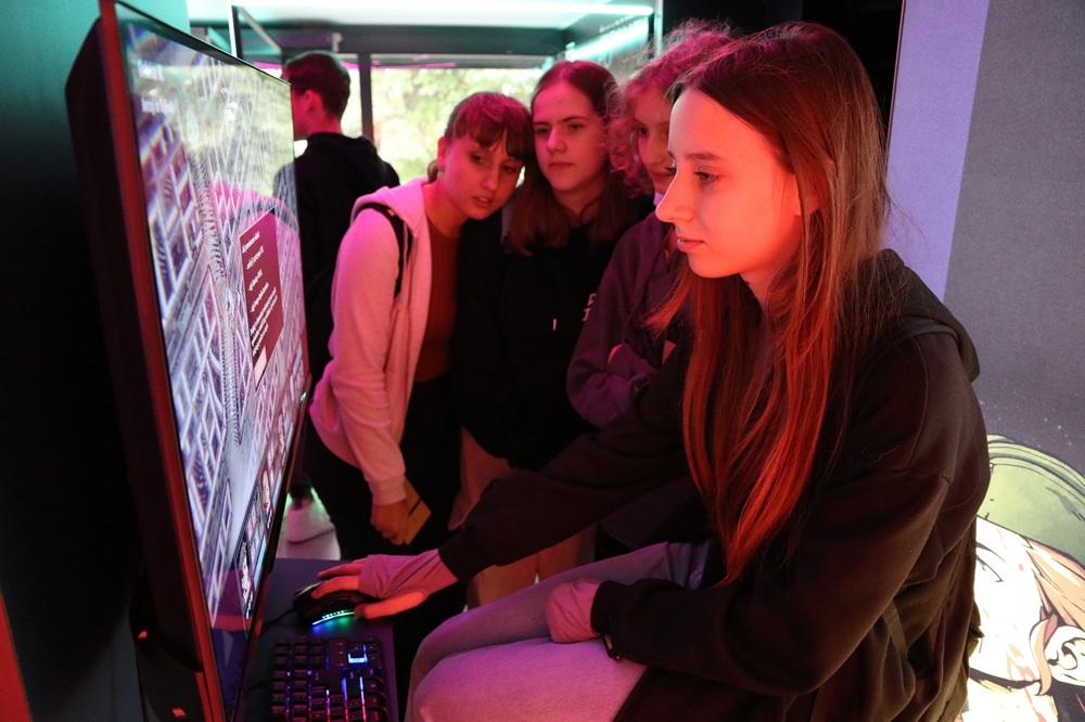 Mobilny Przystanek Historia Przyszłości już dostępny we Włoszczowie. Fot. Dariusz Skrzyniarz (IPN)