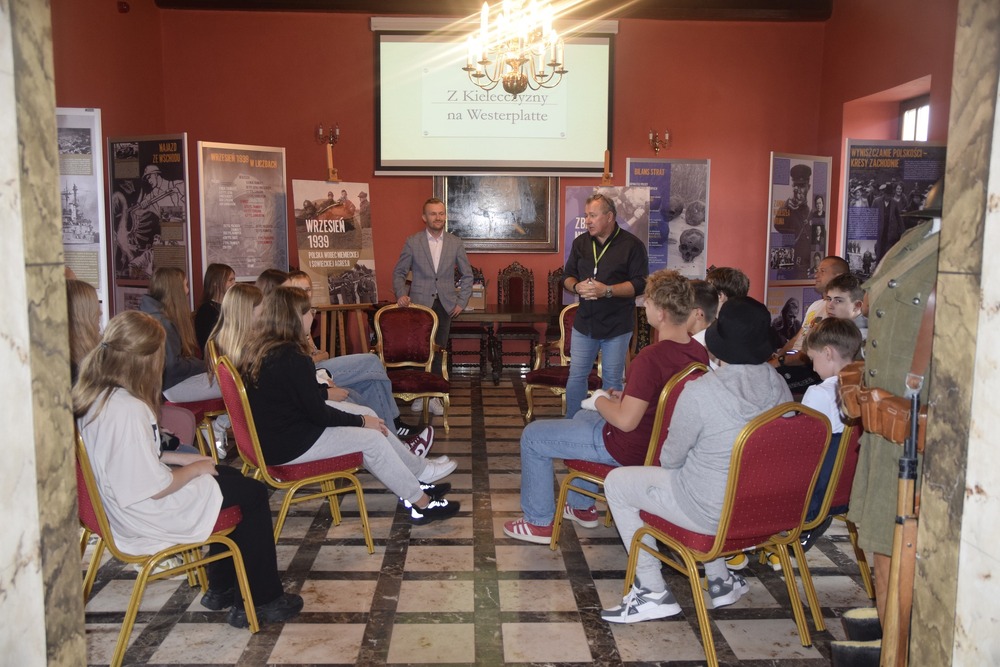Z Kielecczyzny na Westerplatte -  spotkanie w Podzamczu. Fot. Dwór Starostów Chęcińskich
