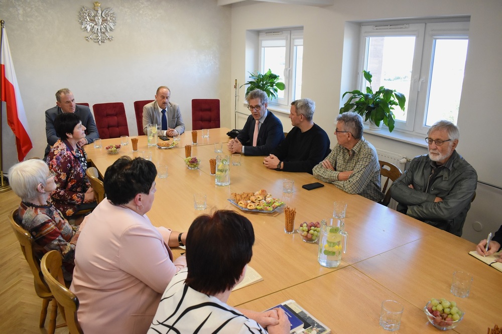 Austriacka delegacja na Kielecczyźnie. Fot. Dariusz Skrzyniarz (IPN)