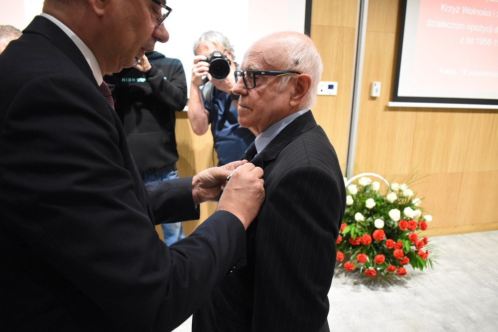 Uroczystość wręczenia Krzyży Wolności i Solidarności – Kielce, 18 października 2024. Fot. Dariusz Skrzyniarz (IPN)