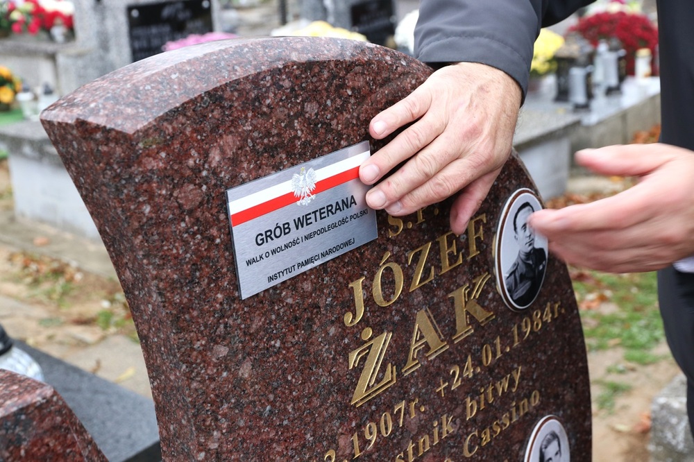 Oznaczenie grobu Józefa Żaka tabliczką „grób weterana walk o wolność i niepodległość Polski”