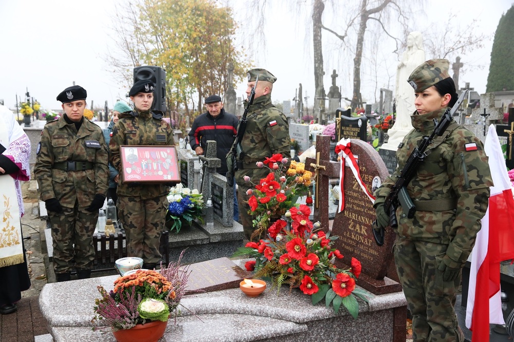 Oznaczenie grobu Józefa Żaka tabliczką „grób weterana walk o wolność i niepodległość Polski”