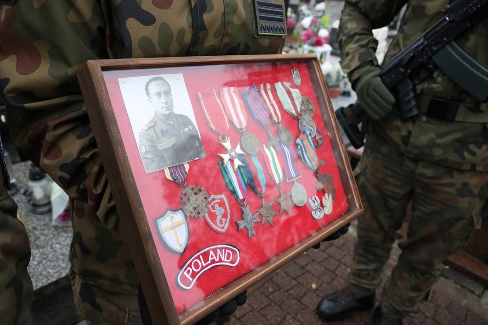 Oznaczenie grobu Józefa Żaka tabliczką „grób weterana walk o wolność i niepodległość Polski”