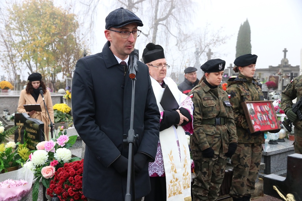 Oznaczenie grobu Józefa Żaka tabliczką „grób weterana walk o wolność i niepodległość Polski”