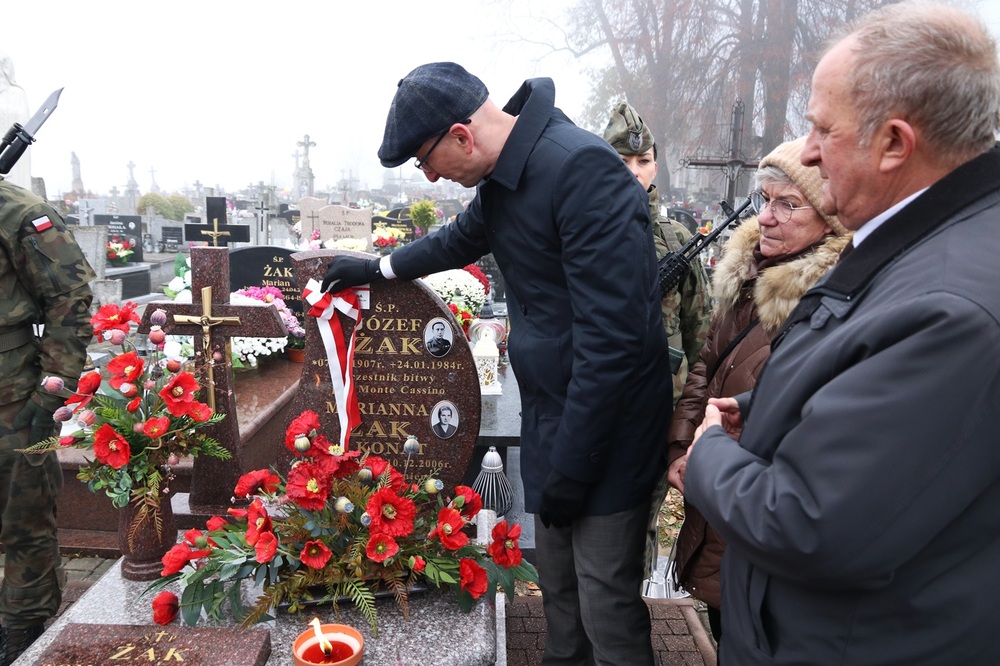 Oznaczenie grobu Józefa Żaka tabliczką „grób weterana walk o wolność i niepodległość Polski”