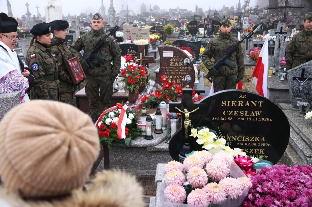 Oznaczenie grobu Józefa Żaka tabliczką „grób weterana walk o wolność i niepodległość Polski”