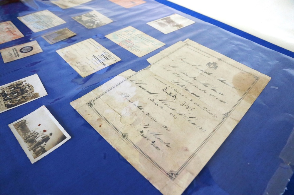 Oznaczenie grobu Józefa Żaka tabliczką „grób weterana walk o wolność i niepodległość Polski”