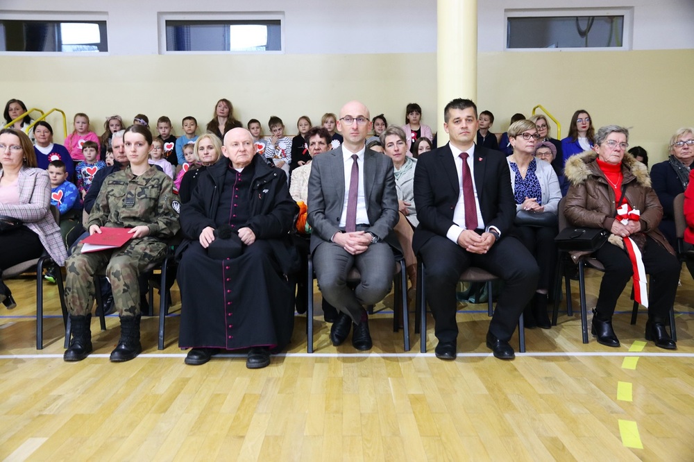 Oznaczenie grobu Józefa Żaka tabliczką „grób weterana walk o wolność i niepodległość Polski”