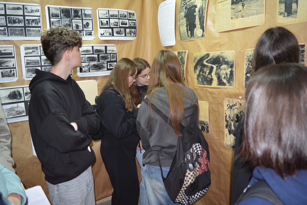 Warsztaty archiwalne z jędrzejowską młodzieżą - Kielce, 19 marca 2025