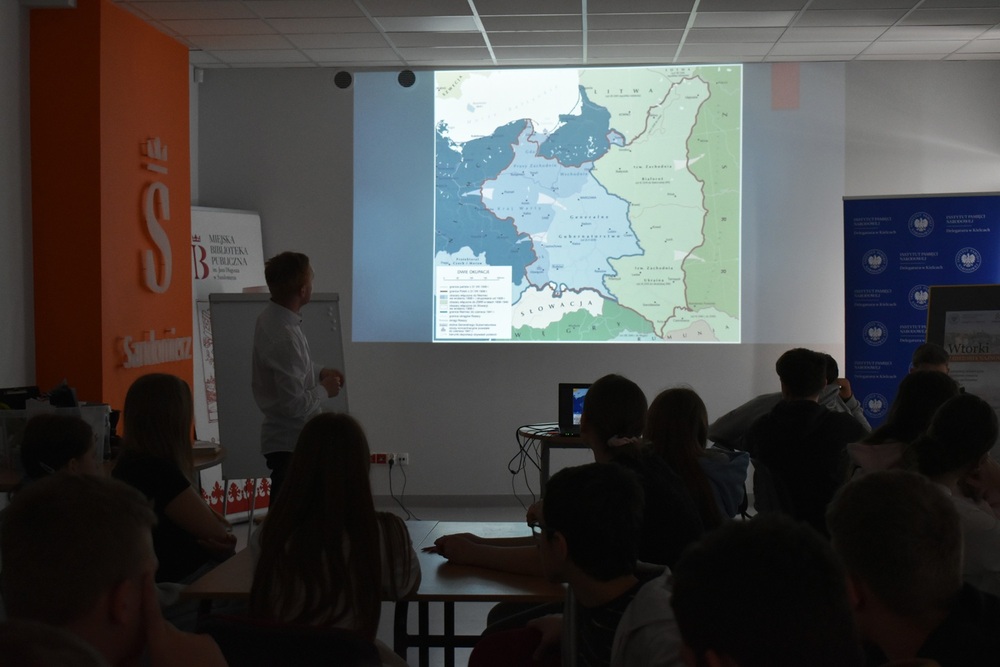 Kwietniowy „Wtorek z historią najnowszą” w sandomierskiej bibliotece