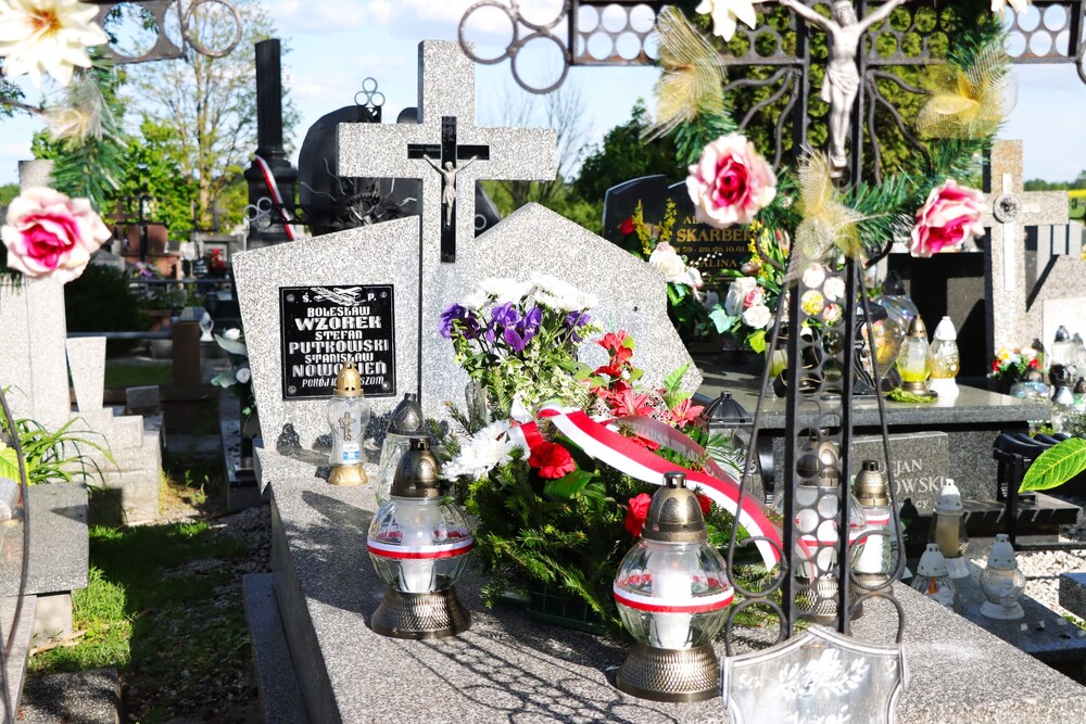 Poświęcenie nowego nagrobka ofiary niemieckiej zbrodni - Bodzentyn, 7 maja 2025. Fot. Dariusz Skrzyniarz (IPN Kielce)