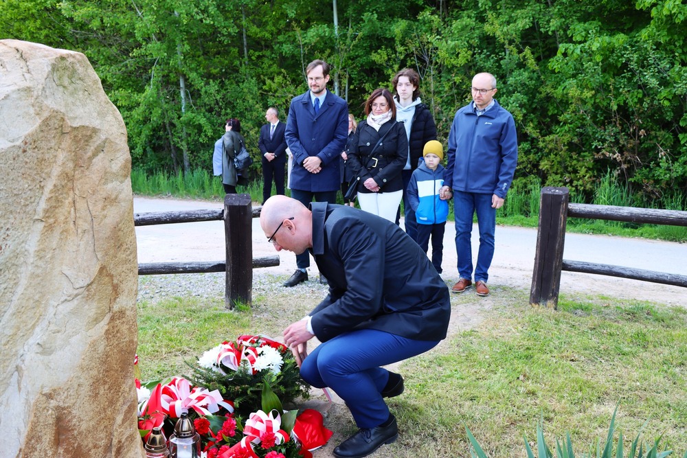 Poświęcenie nowego nagrobka ofiary niemieckiej zbrodni - Bodzentyn, 7 maja 2025. Fot. Dariusz Skrzyniarz (IPN Kielce)