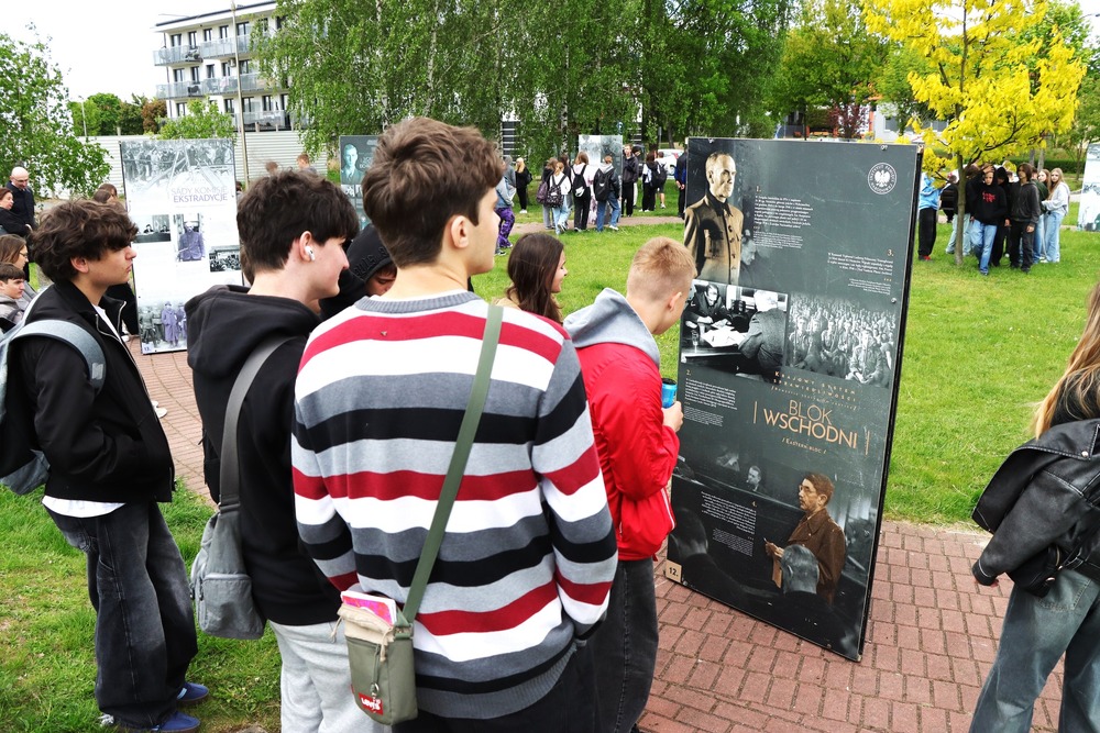 Wystawa „Zbrodnie (nie)osądzone…” – wernisaż w Jędrzejowie. Fot. Dariusz Skrzyniarz (IPN Kielce)