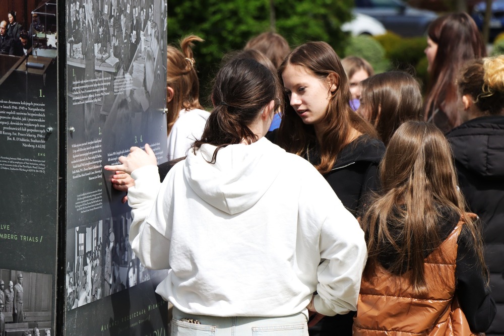 Wystawa „Zbrodnie (nie)osądzone…” – wernisaż w Jędrzejowie. Fot. Dariusz Skrzyniarz (IPN Kielce)