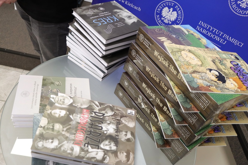 Wręczenie nagród w dwóch konkursach edukacyjnych. Fot. Dariusz Skrzyniarz (IPN Kielce)