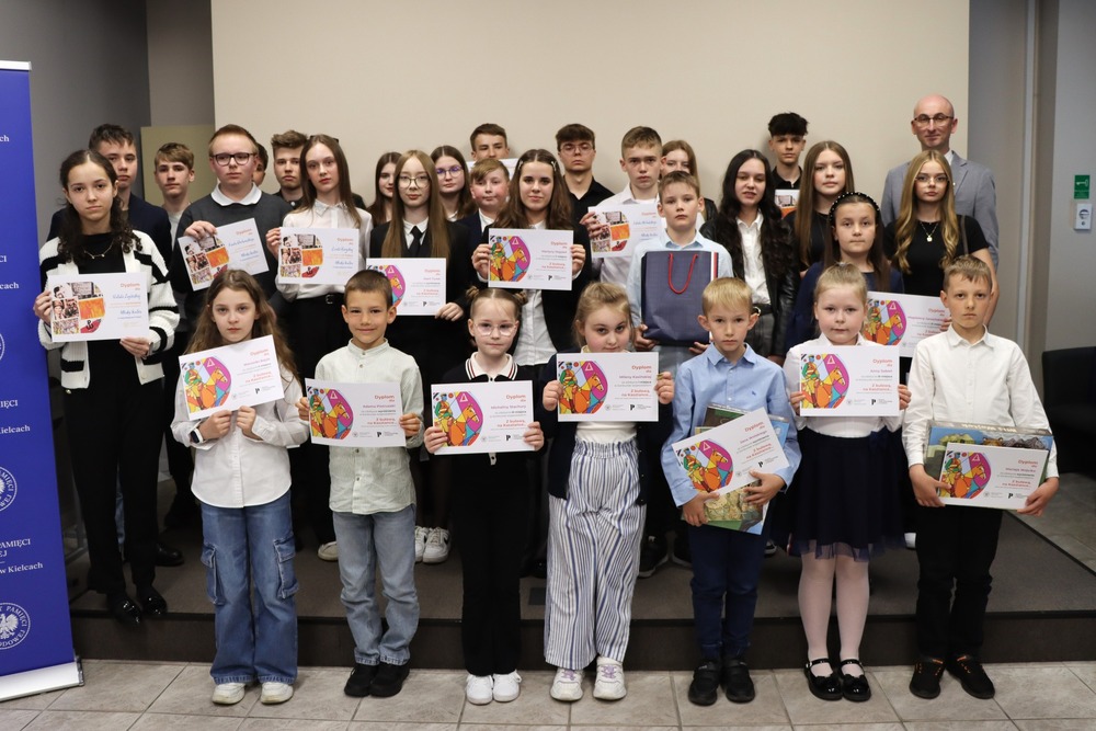 Wręczenie nagród w dwóch konkursach edukacyjnych. Fot. Dariusz Skrzyniarz (IPN Kielce)