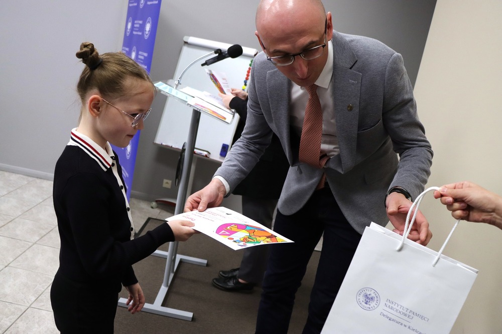 Wręczenie nagród w dwóch konkursach edukacyjnych. Fot. Dariusz Skrzyniarz (IPN Kielce)