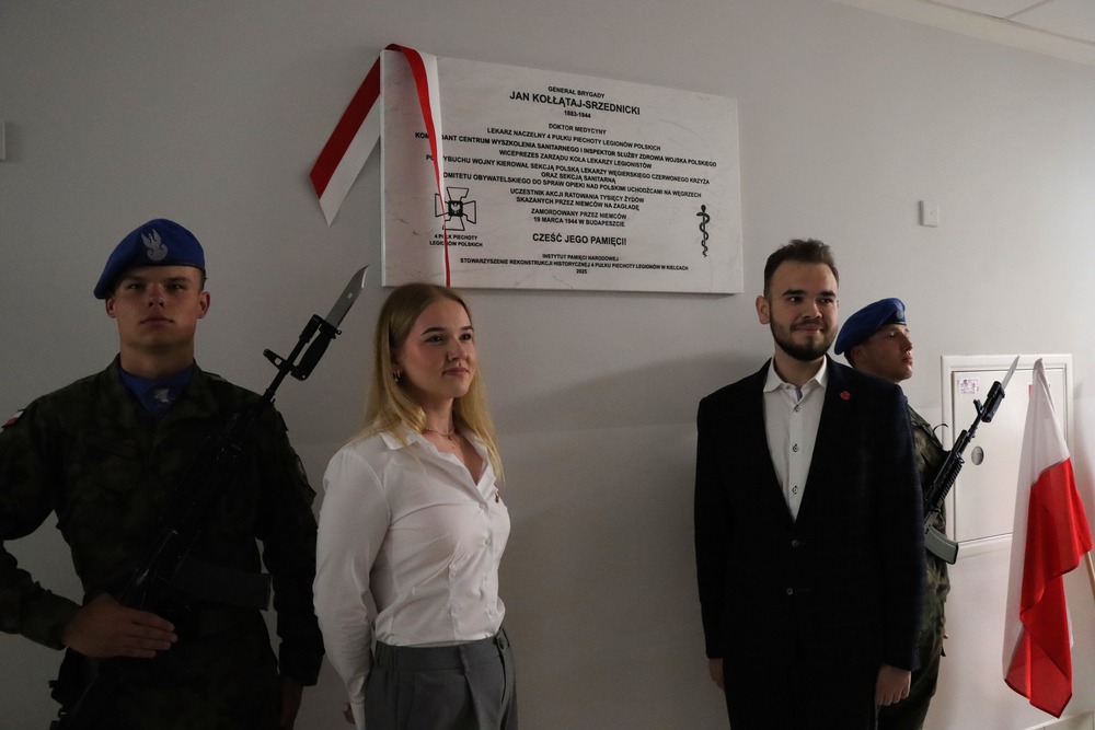Odsłonięcie tablicy upamiętniającej gen. bryg. Jana Kołłątaja-Srzednickiego – Kielce, 16 czerwca 2025. Fot. Dariusz Skrzyniarz (IPN Kielce)