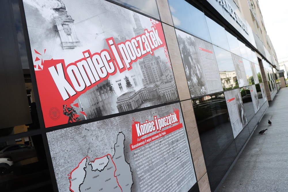 Koniec i początek - nowe grafiki przy Warszawskiej 5. Fot. Dariusz Skrzyniarz (IPN Kielce)