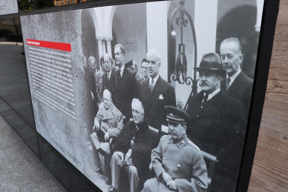 Koniec i początek - nowe grafiki przy Warszawskiej 5. Fot. Dariusz Skrzyniarz (IPN Kielce)