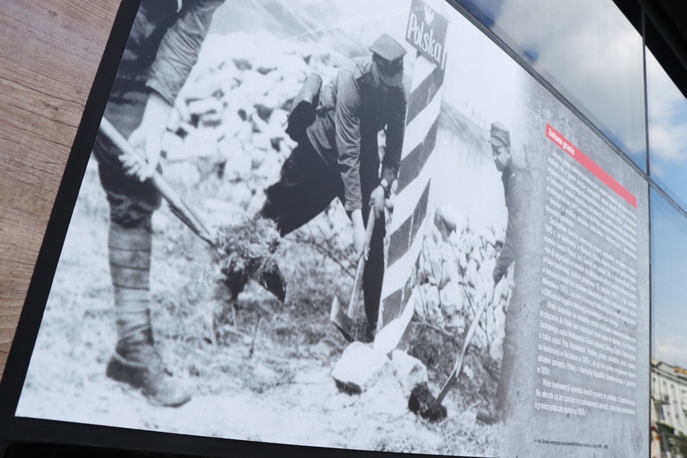 Koniec i początek - nowe grafiki przy Warszawskiej 5. Fot. Dariusz Skrzyniarz (IPN Kielce)