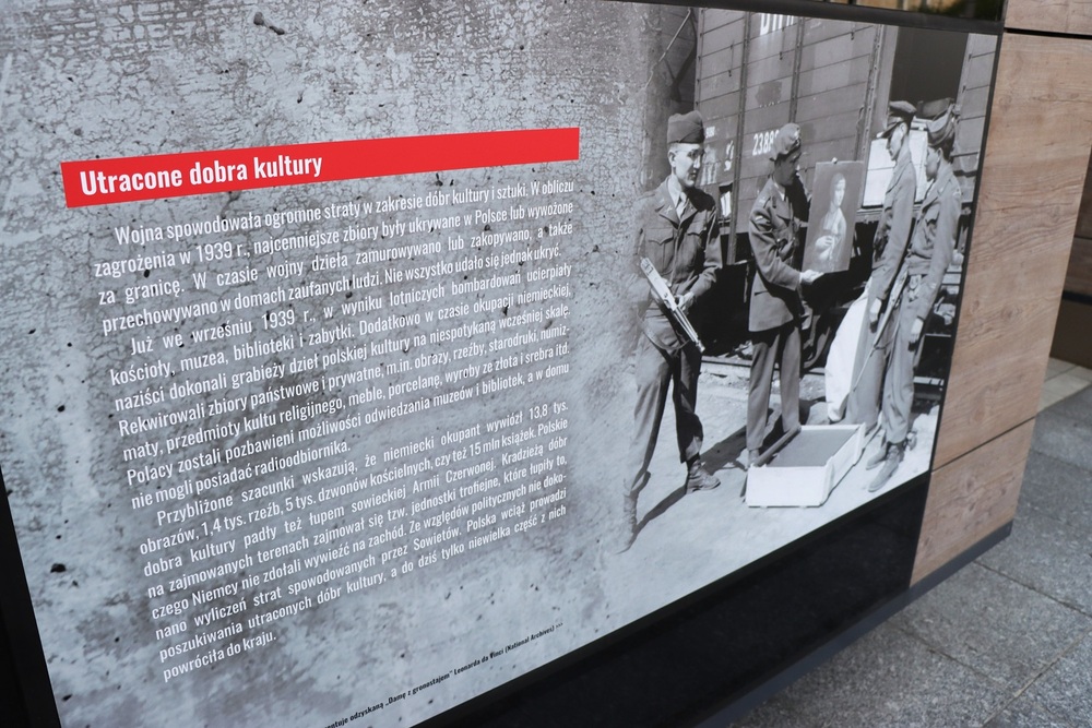 Koniec i początek - nowe grafiki przy Warszawskiej 5. Fot. Dariusz Skrzyniarz (IPN Kielce)