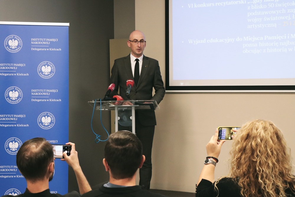 Warsztaty, spotkania, konkursy… Moc propozycji edukatorów tematem konferencji prasowej. Fot. Dariusz Skrzyniarz (IPN Kielce)