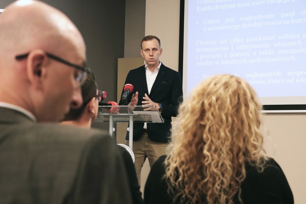 Warsztaty, spotkania, konkursy… Moc propozycji edukatorów tematem konferencji prasowej. Fot. Dariusz Skrzyniarz (IPN Kielce)