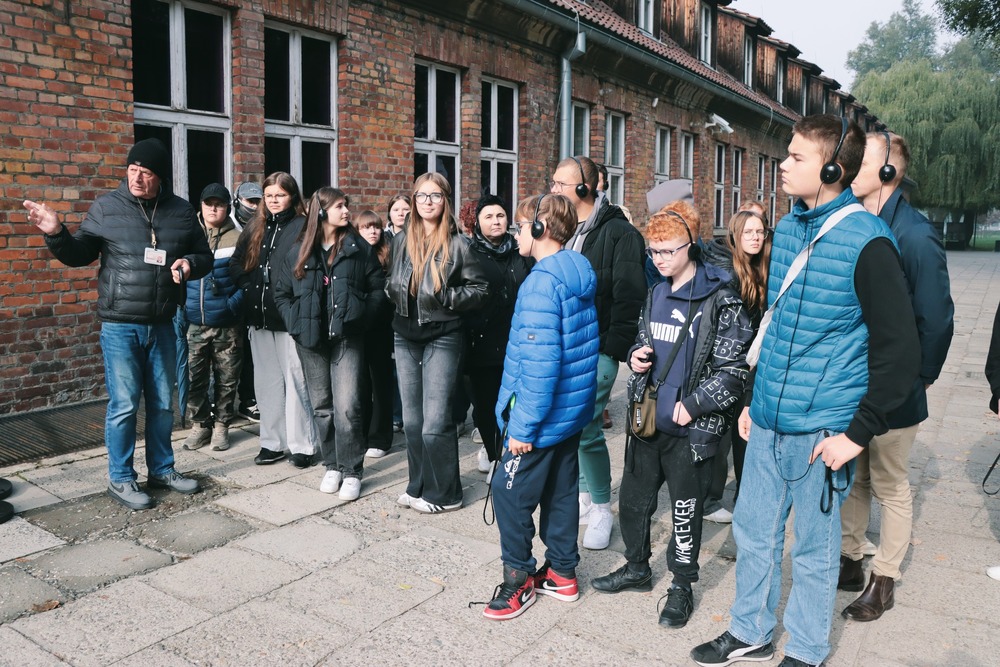 Młodzież z wizytą w Auschwitz-Birkenau. Fot. Dariusz Skrzyniarz (IPN Kielce)