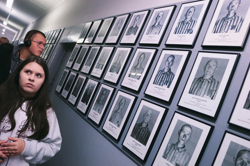 Młodzież z wizytą w Auschwitz-Birkenau. Fot. Dariusz Skrzyniarz (IPN Kielce)