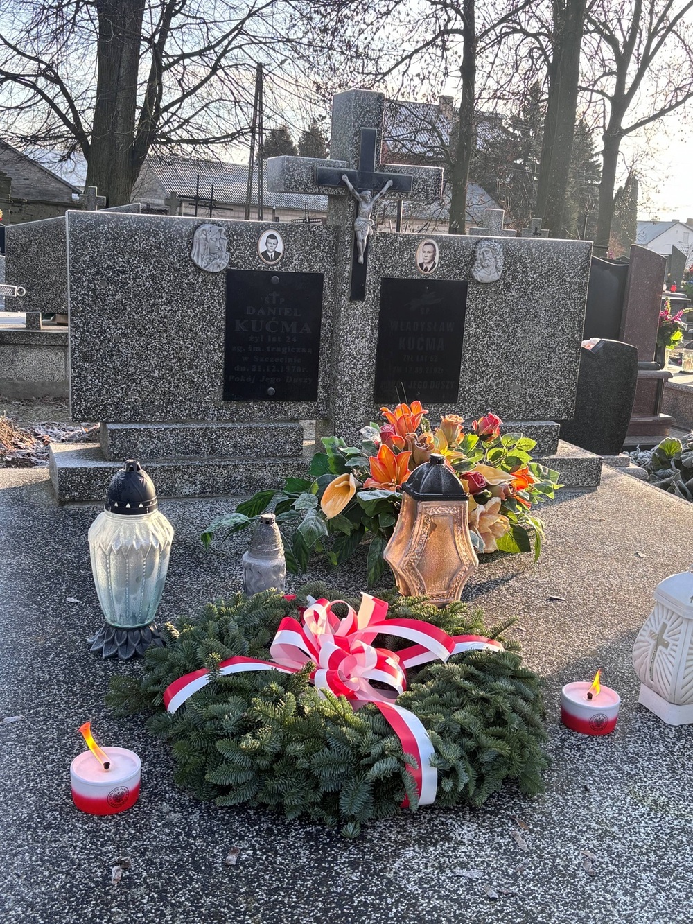 Kwiaty i znicze na grobie ofiary szczecińskiego Grudnia ’70