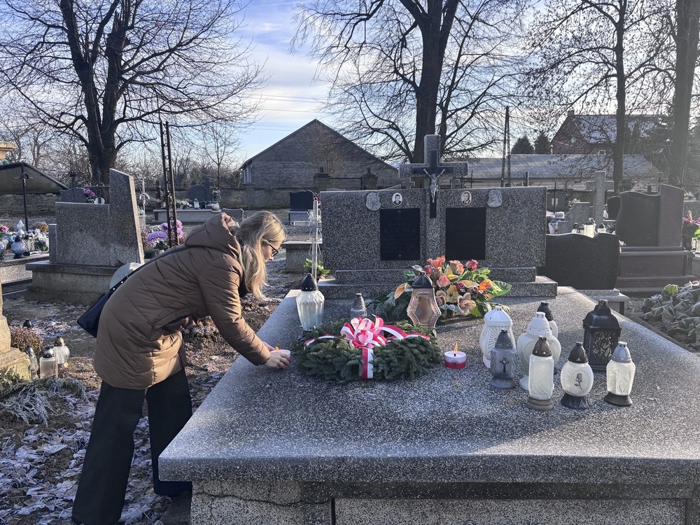 Kwiaty i znicze na grobie ofiary szczecińskiego Grudnia ’70