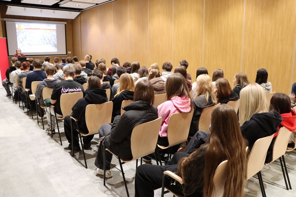 W Delegaturze IPN w Kielcach gościli uczniowie z Zespołu Szkół nr 1 w Jędrzejowie. Fot. Hubert Krężołek